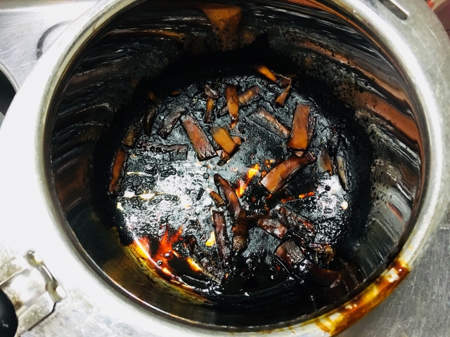 お鍋を焦がしてしまったら 焦げの落とし方や焦げつき防止策 Feel Peaceful お鍋を焦がしてしまったら 焦げの落とし方や焦げつき防止策 Feel Peaceful